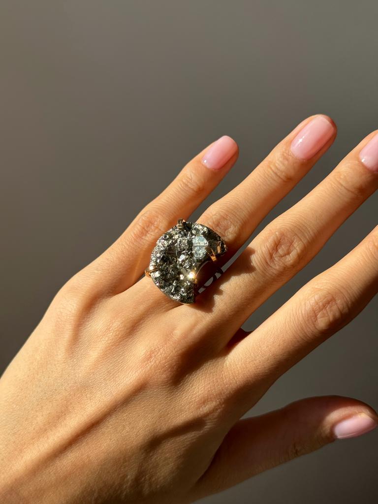 Кольцо с крупным пиритом в форме луны