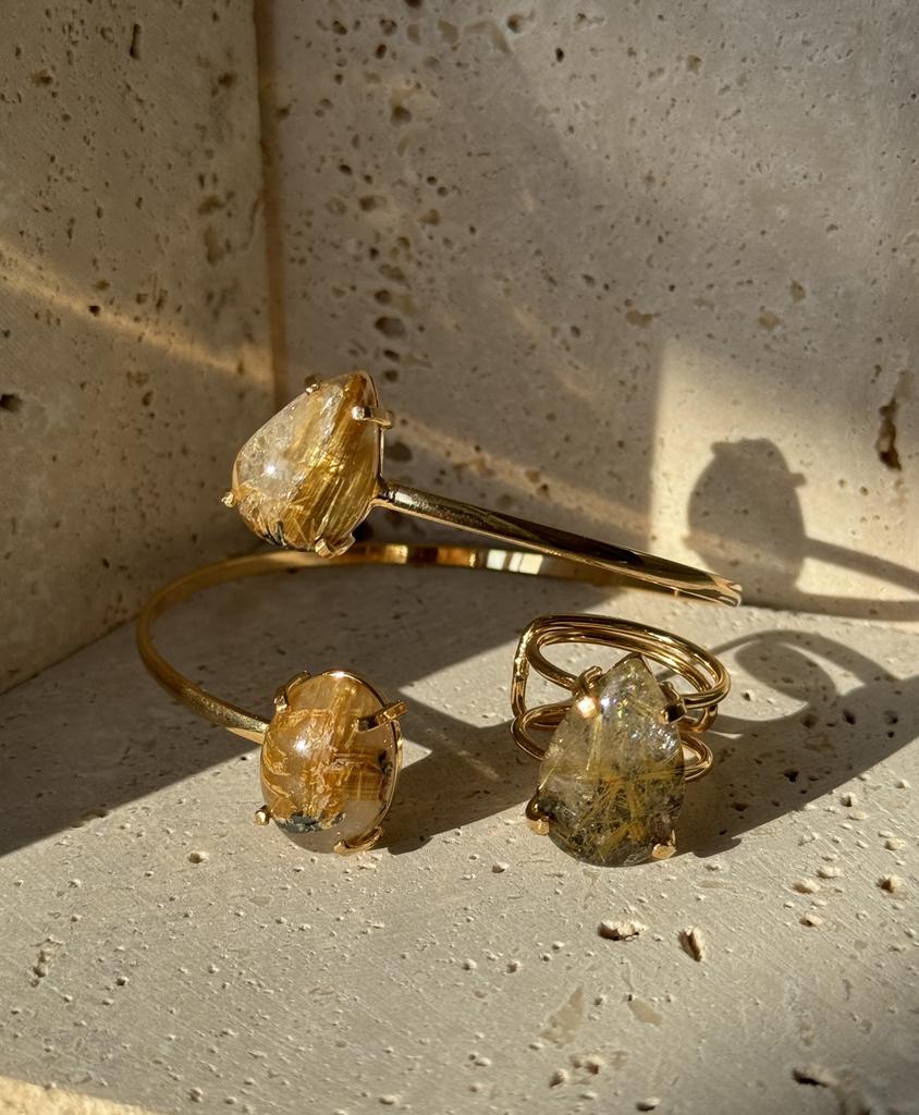 Браслет с рутиловым кварцем и фантомными включениями