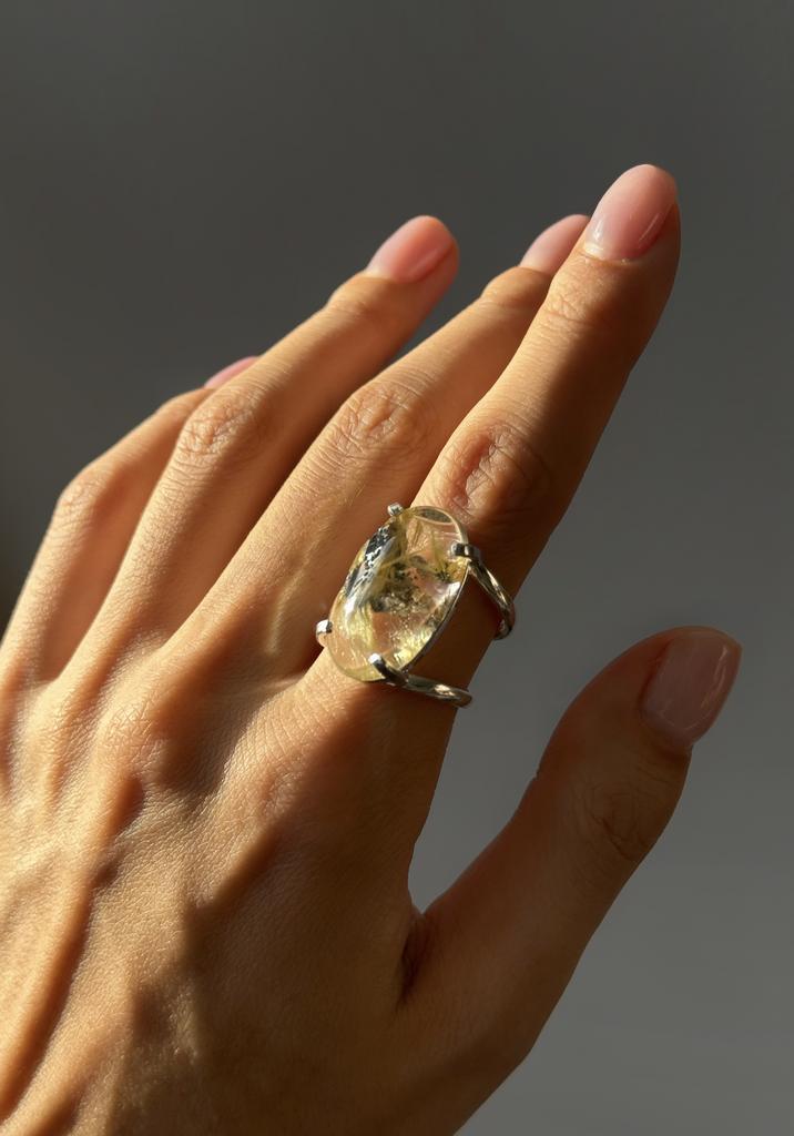 Кольцо с рутиловым кварцем и фантомными включениями ( 17 - 21 размер )
