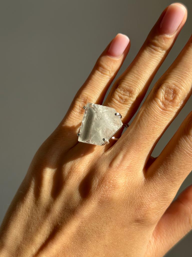 Кольцо с шлифованным фантомным кварцем