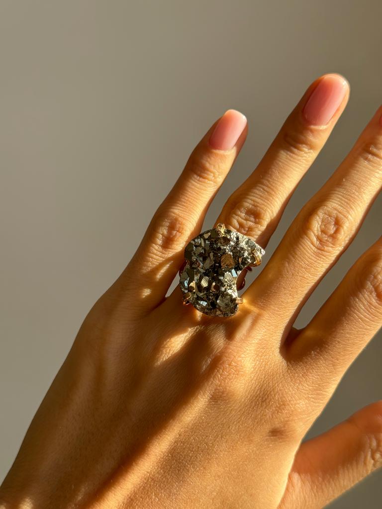 Кольцо с крупным пиритом в форме луны