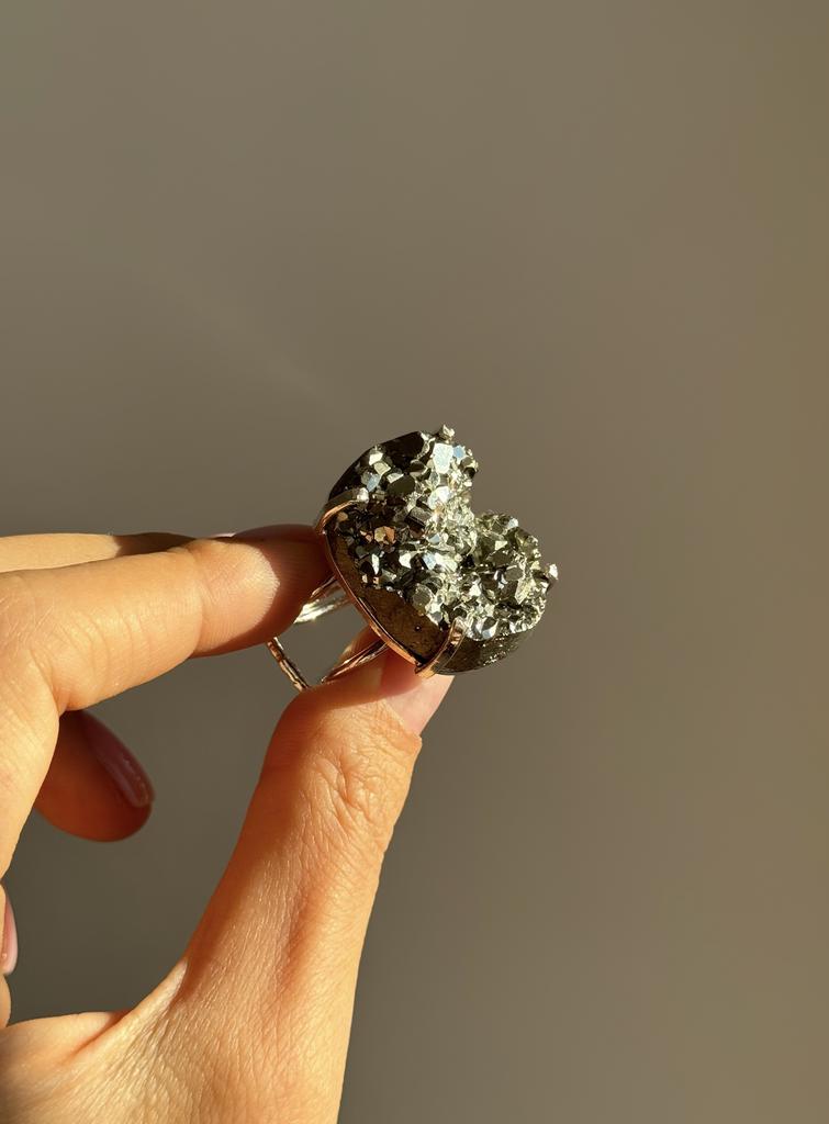 Кольцо с крупным пиритом овальной формы