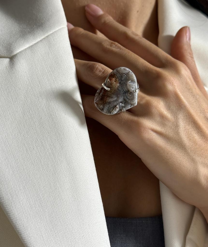 Кольцо с натечным халцедоном в форме сердца 17 - 21 размер