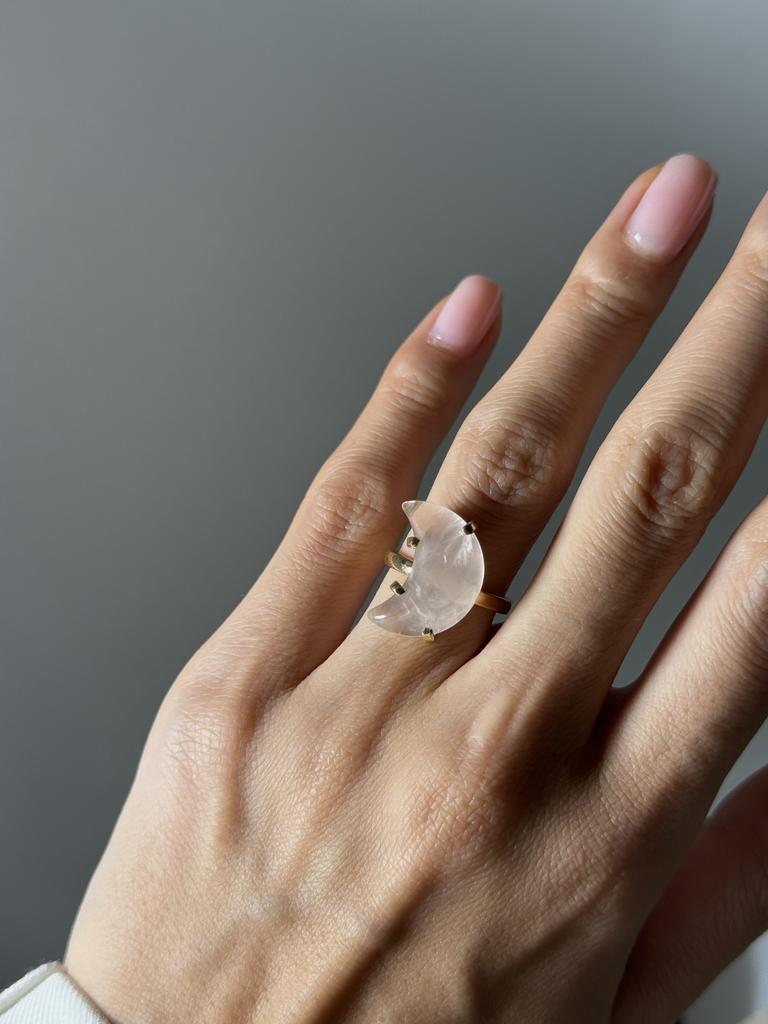 Кольцо с розовым кварцем в форме луны  16 - 18 размер