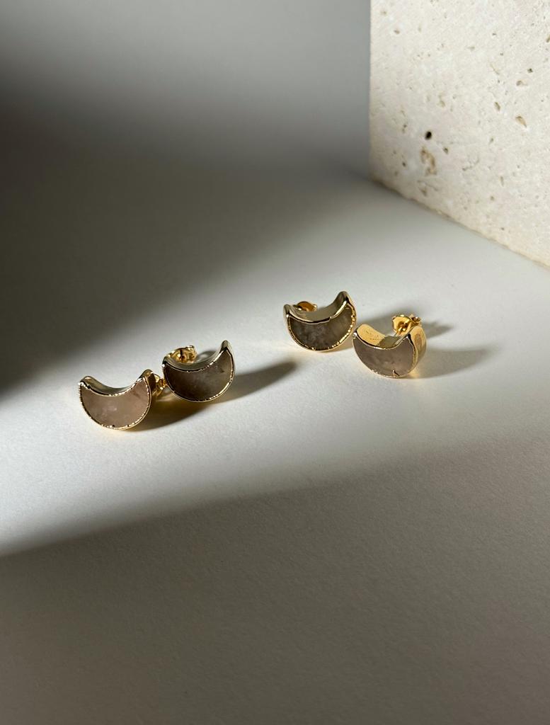 Серьги с розовым кварцем в форме луны в обрамлении золота 24к