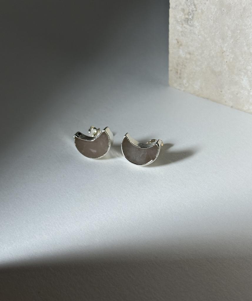 Серьги с розовым кварцем в форме луны в обрамлении серебра