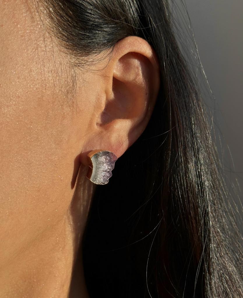 Серьги в форме луны со сталатитом аметиста в обрамлении золота 24к