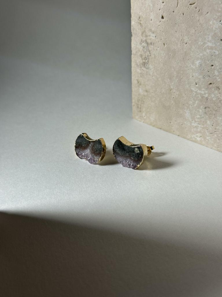 Серьги в форме луны со сталатитом аметиста в обрамлении золота 24к