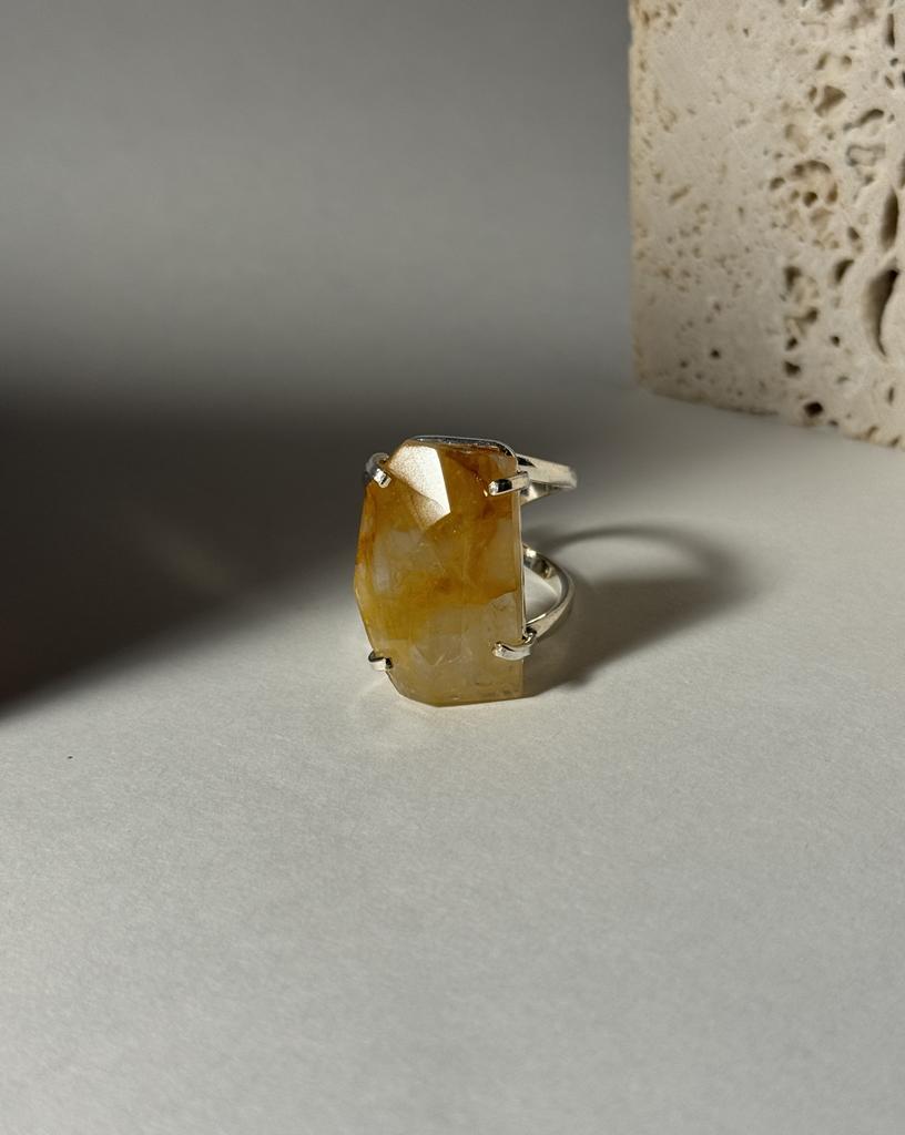 Кольцо с шлифованным золотым кварцем 18 - 22 размер