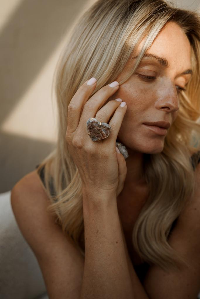 Кольцо с натечным халцедоном в форме сердца