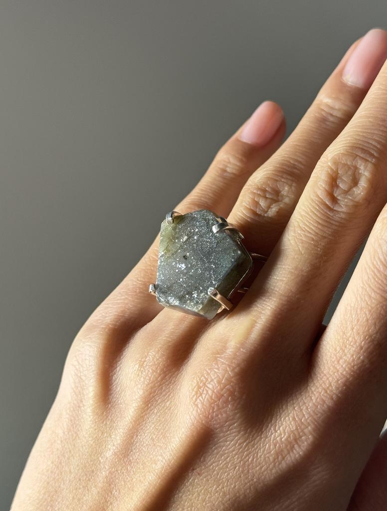 Кольцо с лабрадоритом