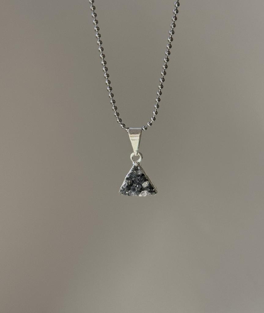 Мини подвеска с агатом треугольной формы в обрамлении серебра