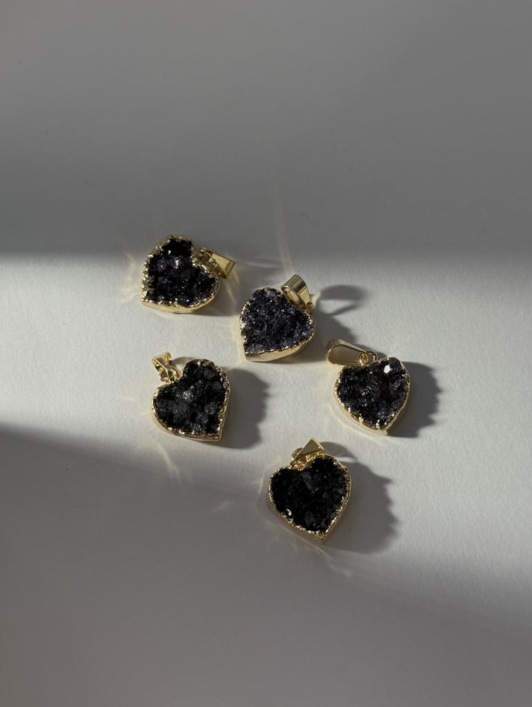 Подвеска с темным агатом в форме сердца  в обрамлении золота 24к