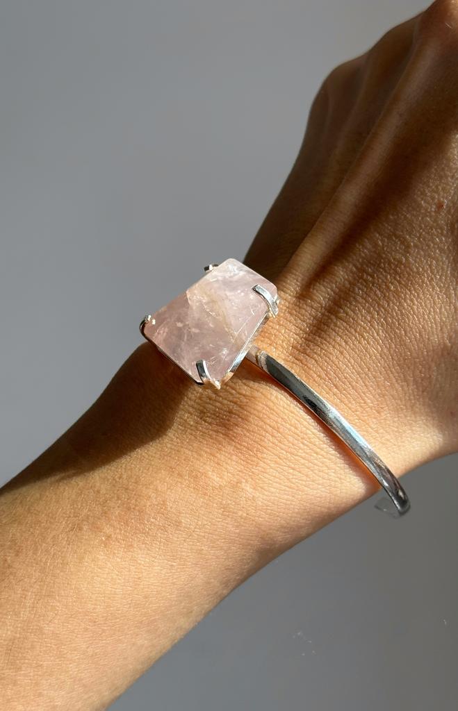 Браслет с крупным щлифованным розовым кварцем