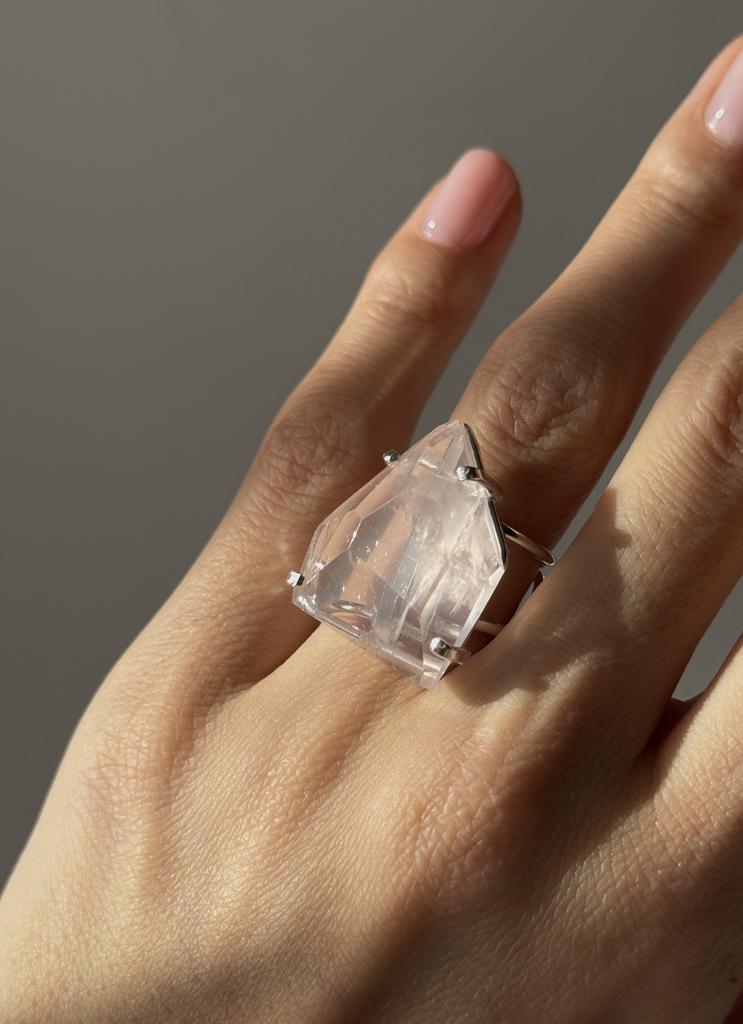 Кольцо с шлифованным розовым кварцем