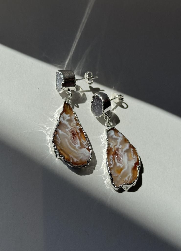 Серьги со срезом агата в обрамлении серебра
