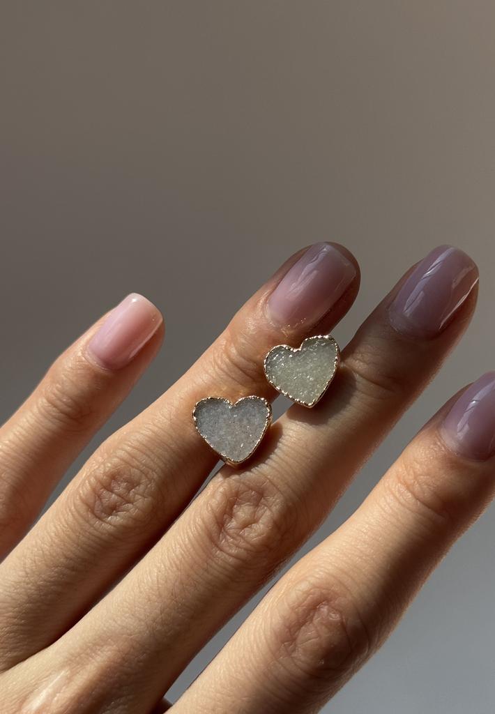 Серьги пусеты с агатом в форме сердца в обрамлении золота 24к