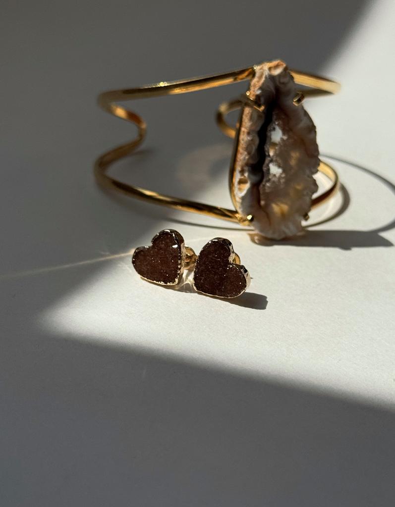 Серьги пусеты с агатом в форме сердца в обрамлении золота 24к