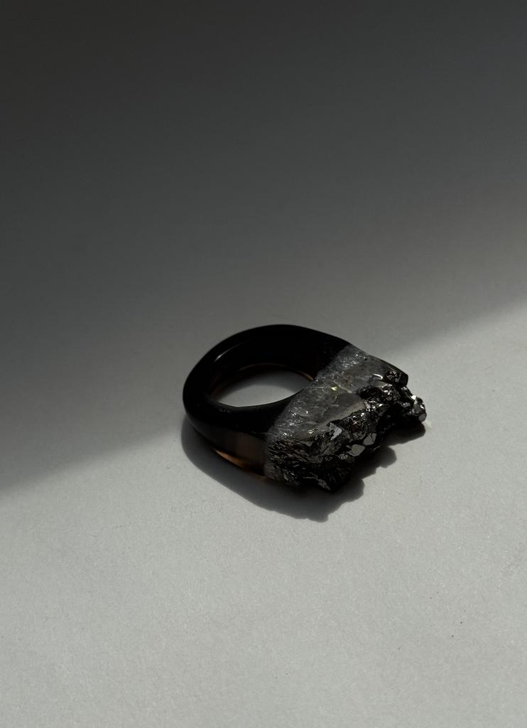 Кольцо из цельного металлизированного агата 18 размер