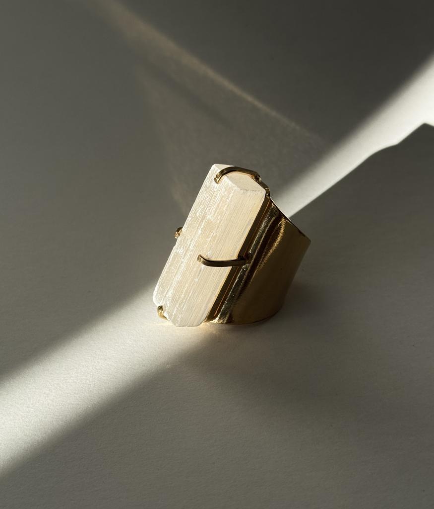 Кольцо кафф с селенитом