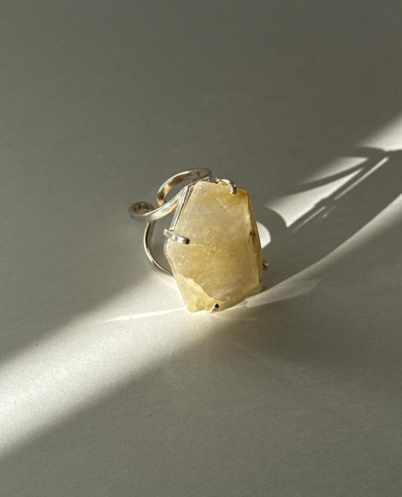 Кольцо с крупным шлифованным рутиловым кварцем 16,5 - 22 размер