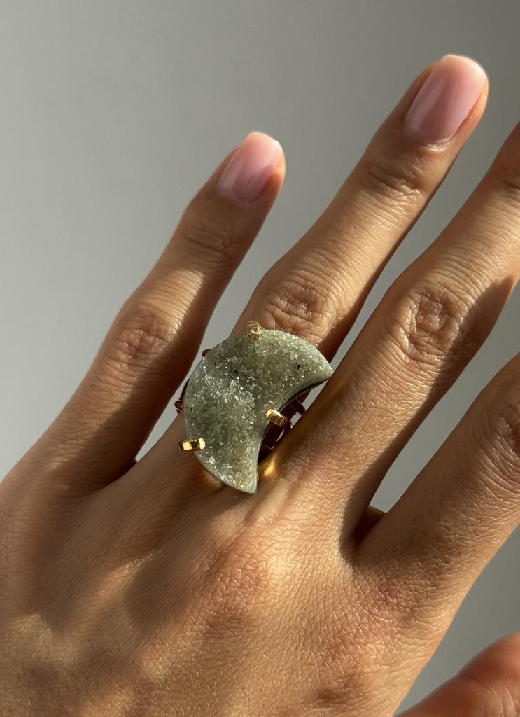 Кольцо с друзой агата в форме луны