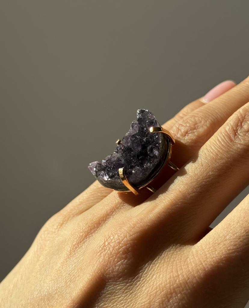 Кольцо с аметистом в форме луны