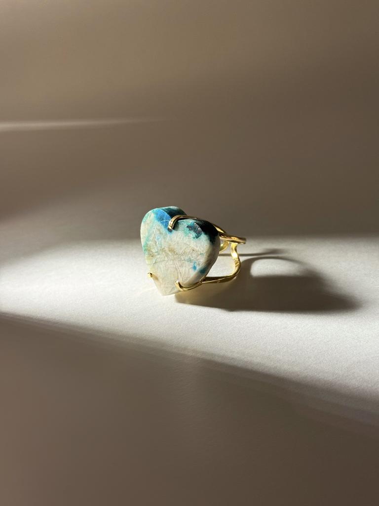 Кольцо с крупной хризоколлой в форме сердца