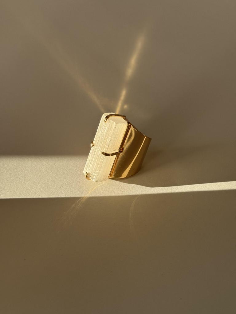 Кольцо кафф с селенитом