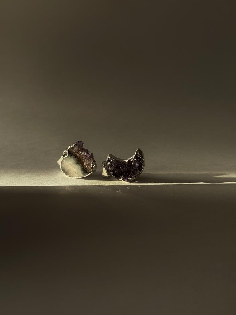 Подвеска с аметистом в форме луны в обрамлении серебра