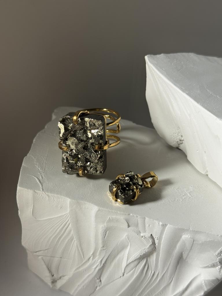 Комплект кольцо и подвеска с пиритом  «Роскошь в одном прикосновении»