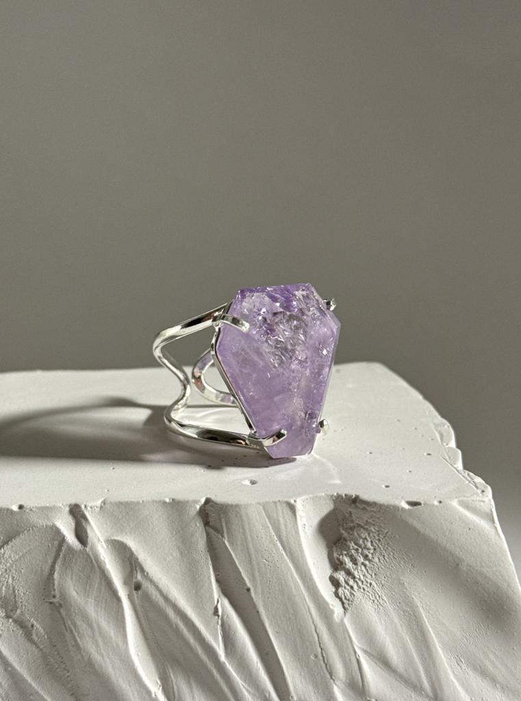 Кольцо с шлифованным аметистом