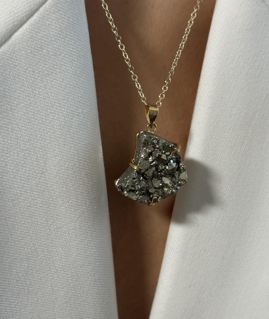 Подвеска с  крупным пиритом в форме луны