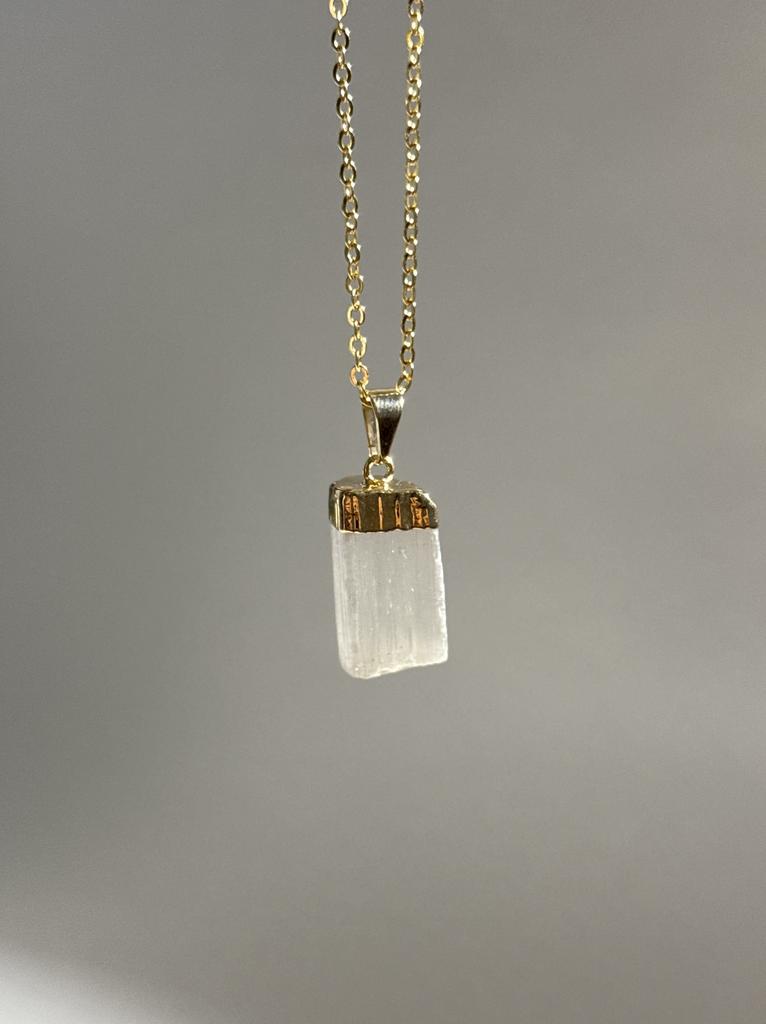 Подвеска с селенитом в обрамлении золота 24к