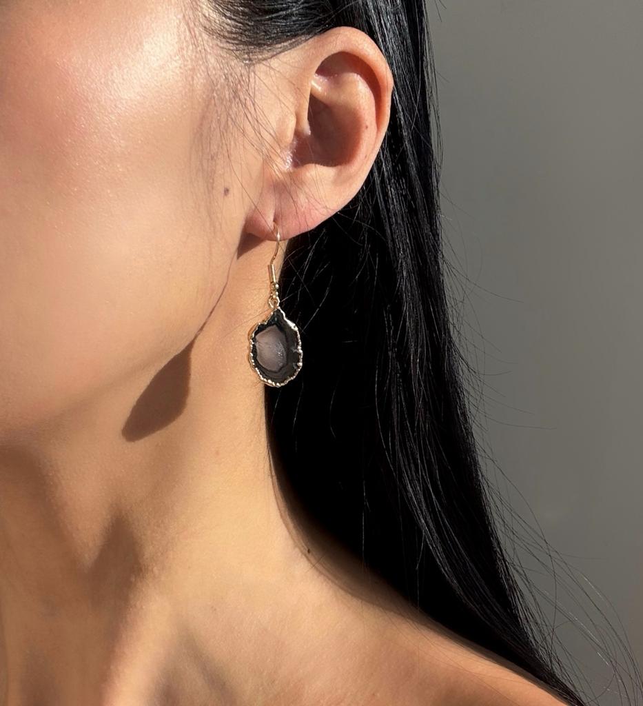 Серьги со срезом агата в обрамлении золота