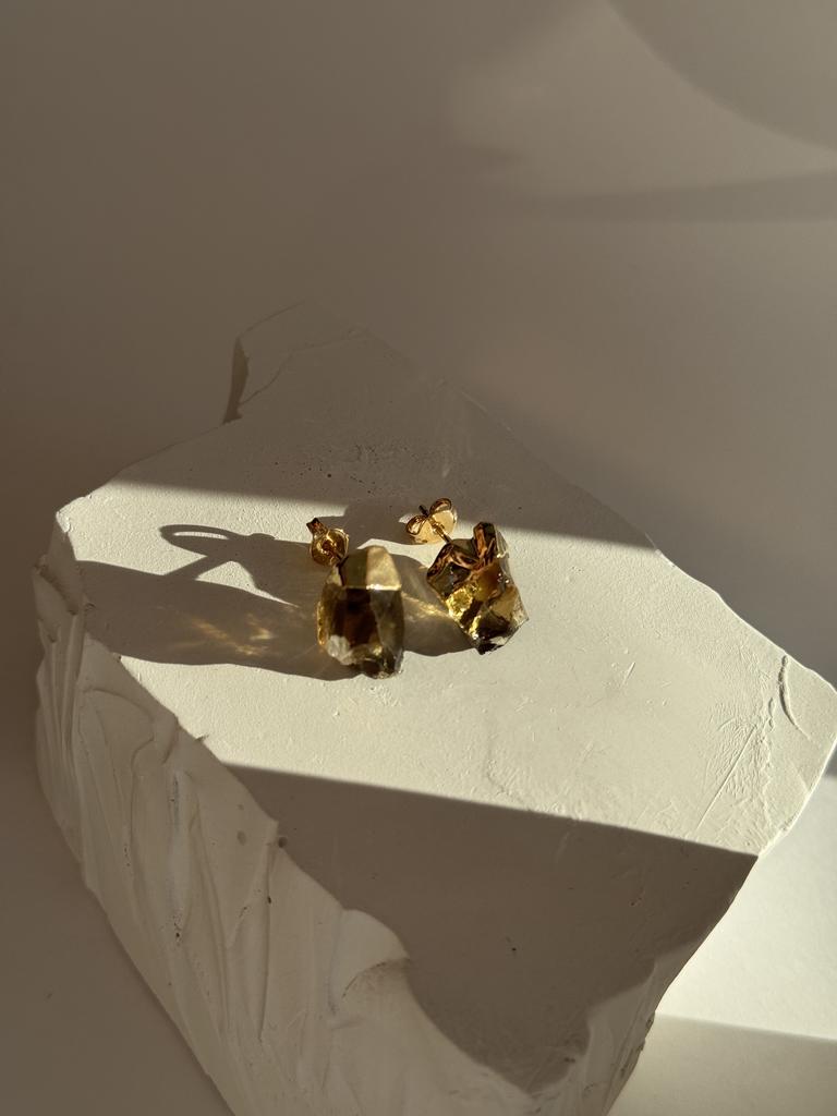 Асимметричные пусеты с кристаллами цитрина в обрамлении золота