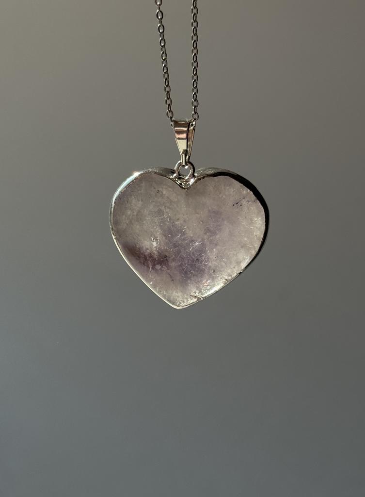 Подвеска с аметистом в форме сердца в обрамлении серебра