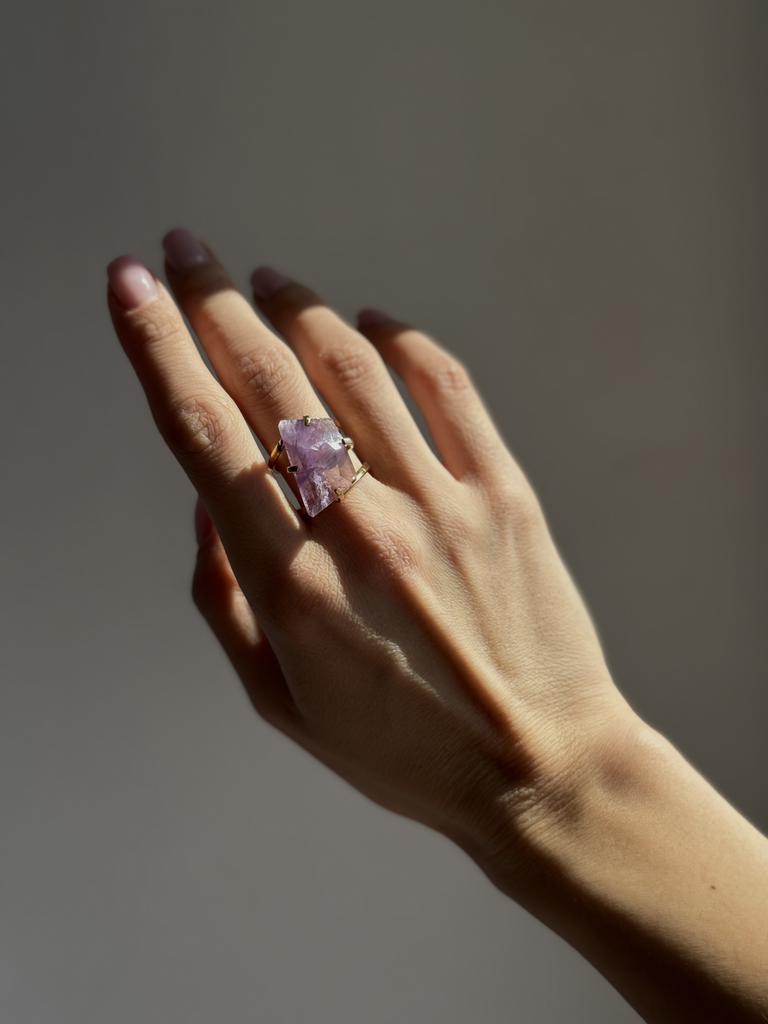 Кольцо с шлифованным аметистом