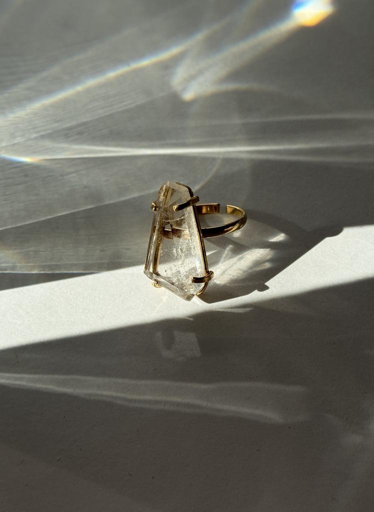 Кольцо с шлифованным горным хрусталем