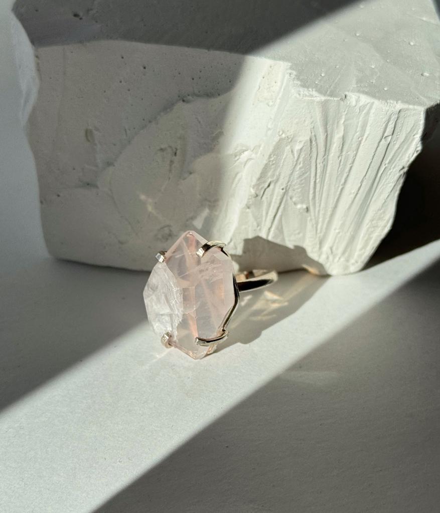 Кольцо с шлифованным розовым кварцем