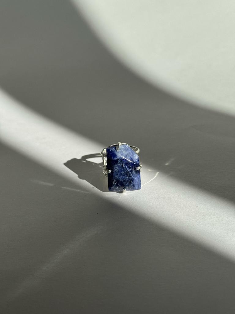 Кольцо с шлифованным содалитом