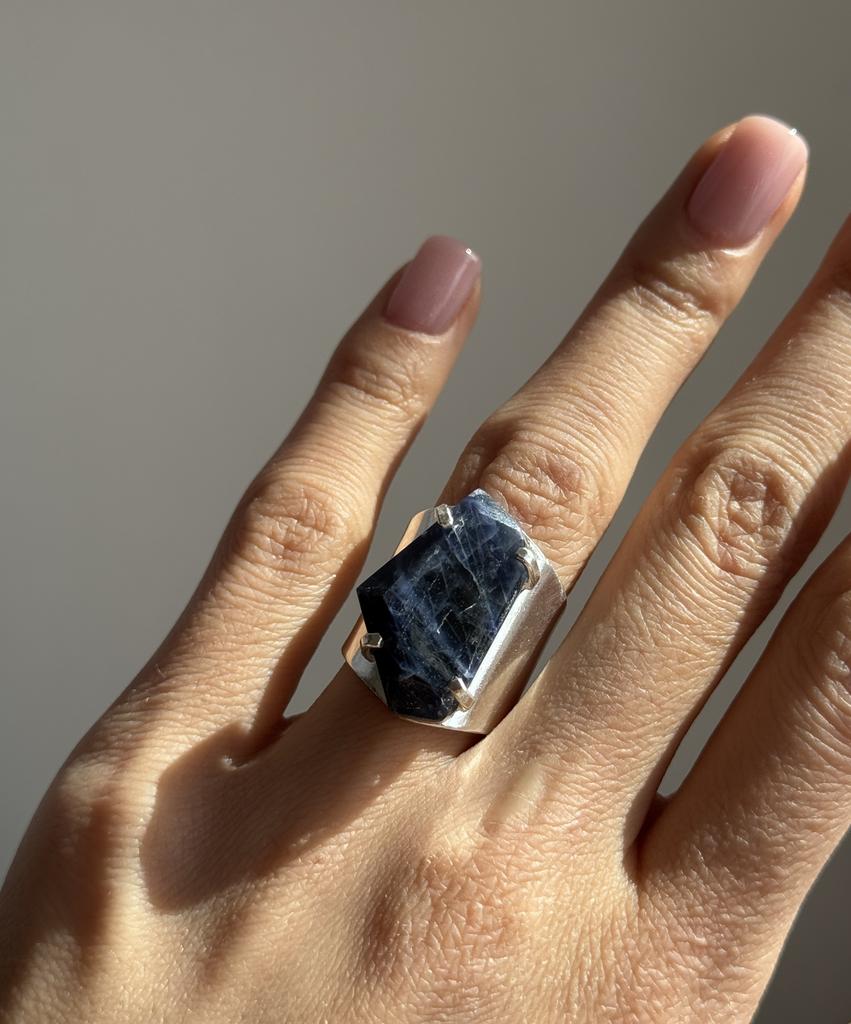 Кольцо кафф с шлифованным содалитом