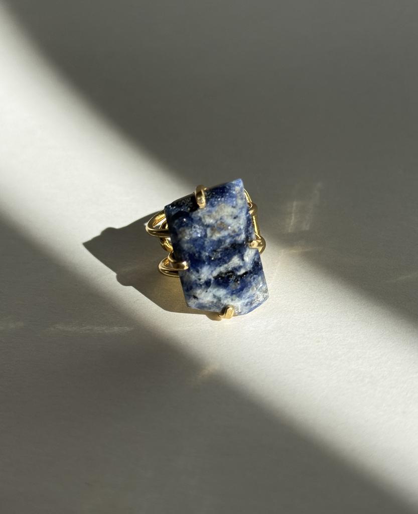 Кольцо с шлифованным содалитом