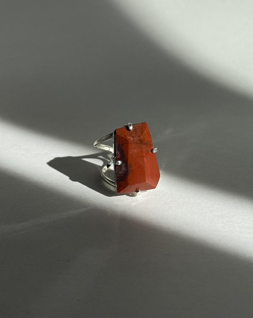 Кольцо с красной яшмой