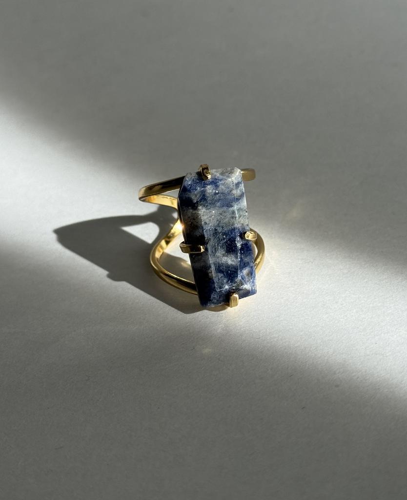 Кольцо с шлифованным содалитом