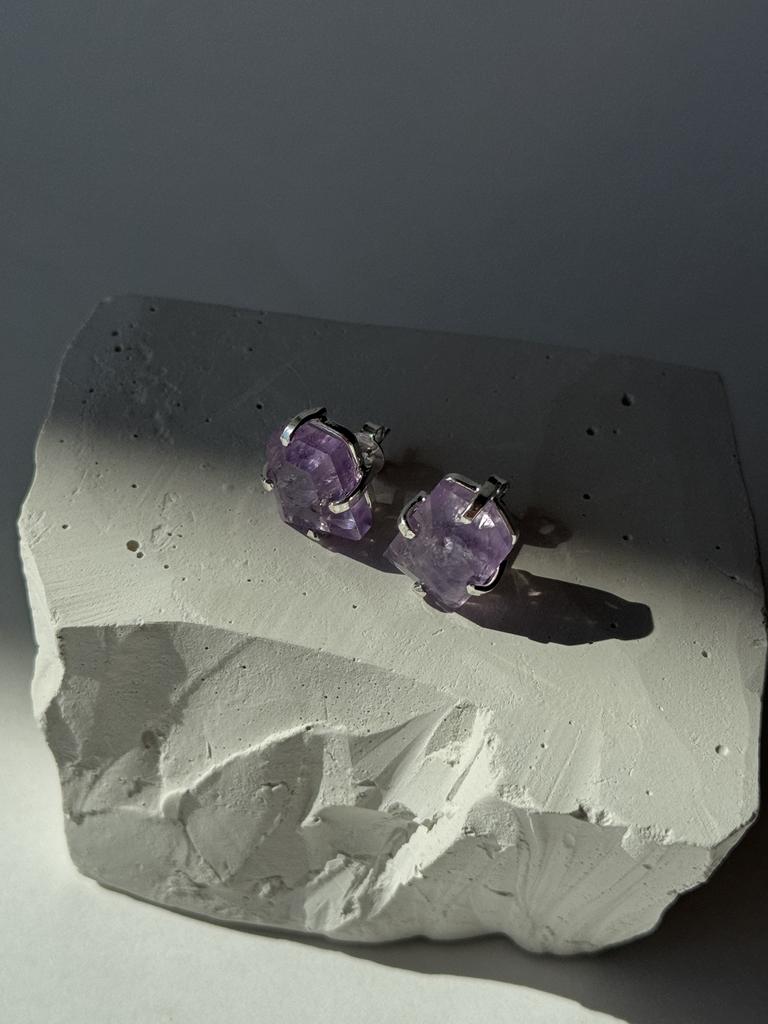 Серьги пусеты с шлифованным кристаллом аметиста
