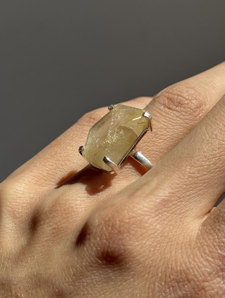 Кольцо с шлифованным фантомным кварцем 16 - 18 размер