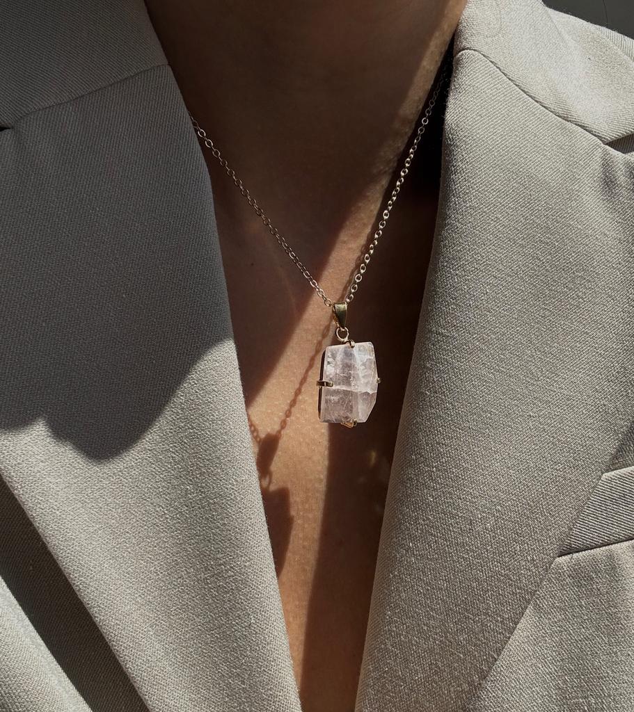 Подвеска с шлифованным розовым кварцем