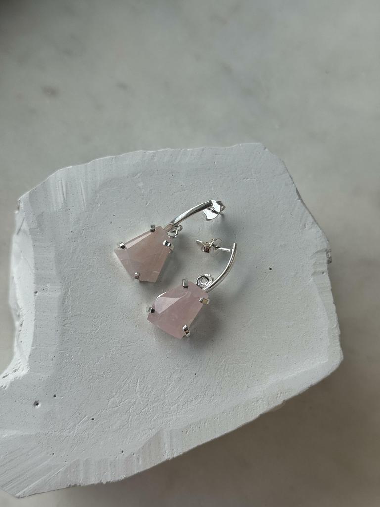 Серьги с шлифованным розовым кварцем