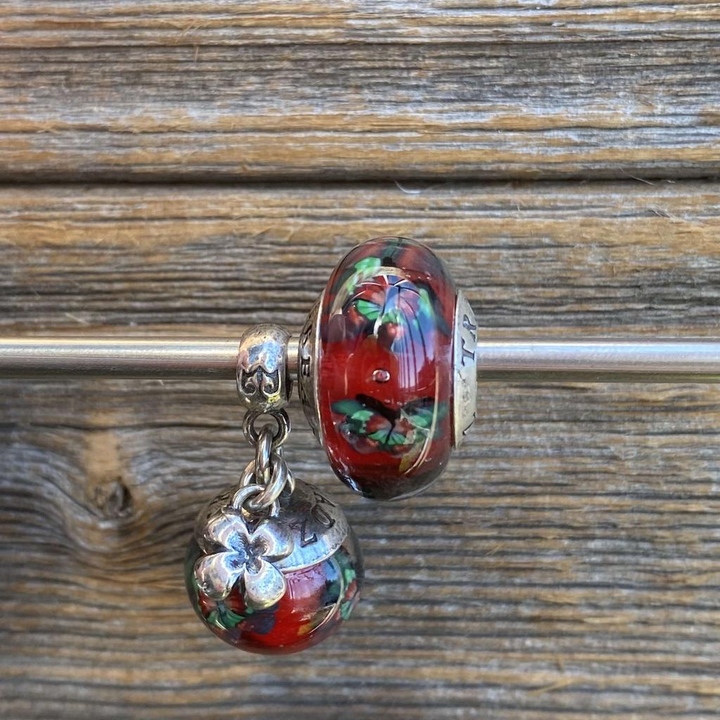 AQUARIUM  SET 5 green butterflies on red